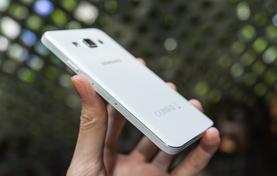 [Trên tay] Samsung Galaxy A3: nhôm nguyên khối, cấu hình tầm trung, giá bán 6.990.000đ